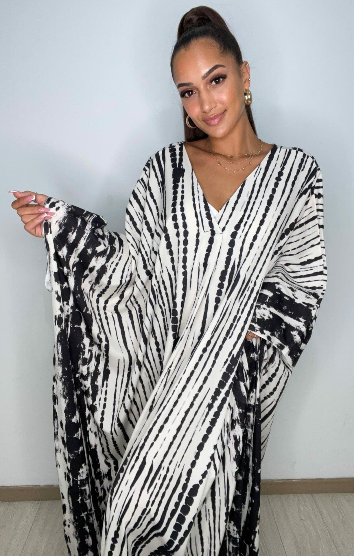Robe satiné Nilda blanc et noir – Image 2