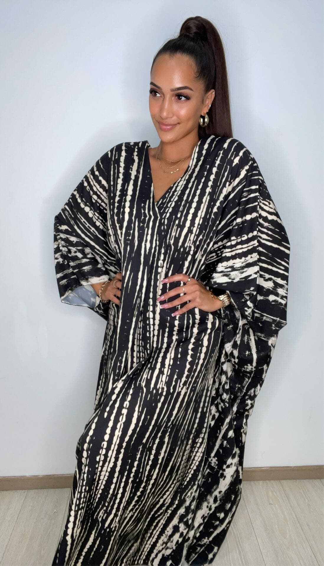 Robe satiné Nilda noir et blanc – Image 3