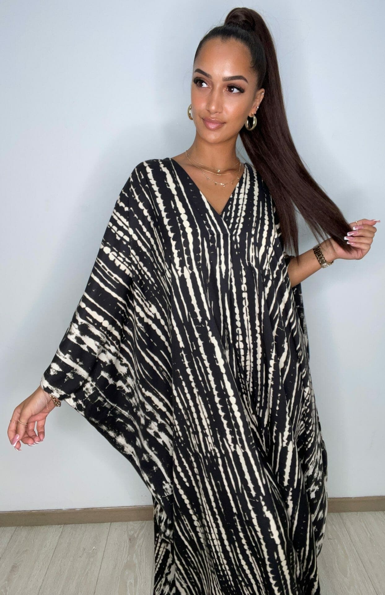 Robe satiné Nilda noir et blanc – Image 4