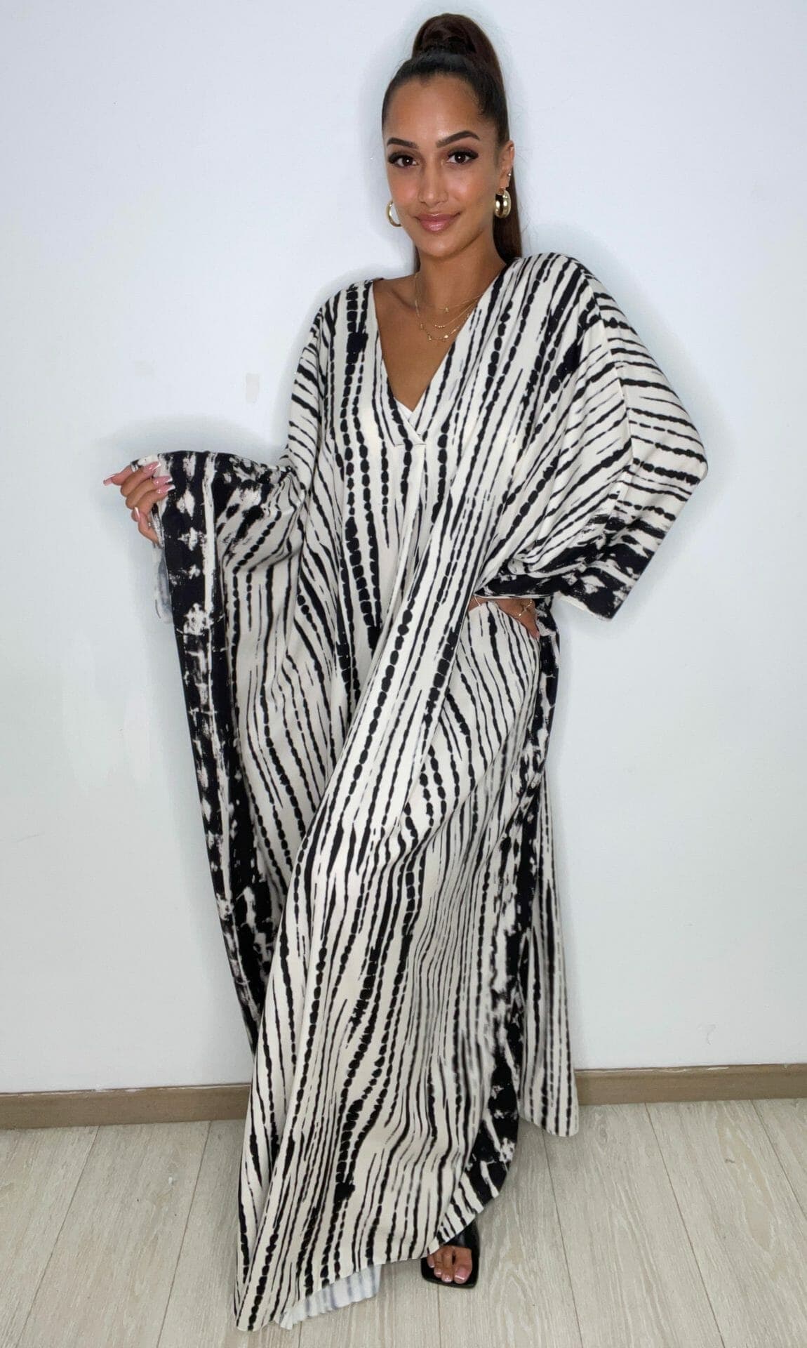 Robe satiné Nilda blanc et noir – Image 3